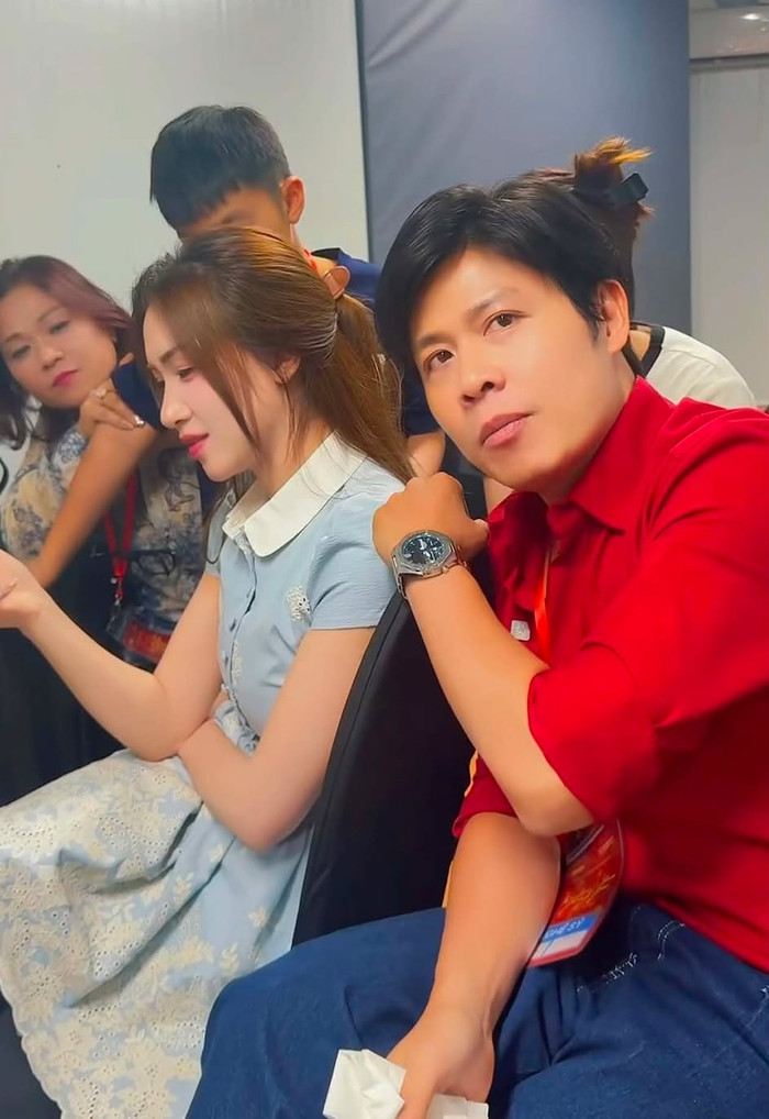 Hòa Minzy tuyên bố 'hát free' trong đêm nhạc của Nguyễn Văn Chung.