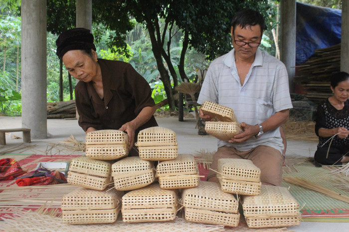 Nghề đan lát truyền thống ở Bản Nưa. Ảnh: báo Công Lý