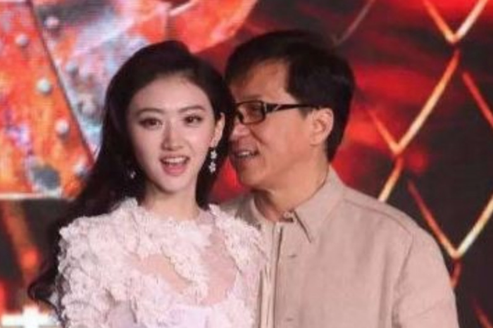 Những hình ảnh quảng bá giữa Cảnh Điềm và Thành Long từ thời Câu chuyện cảnh sát 2013 bất ngờ được chia sẻ trở lại sau hơn một thập kỷ.