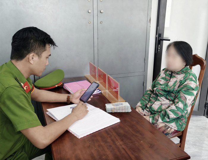 Bà T.T.X.T mang số tiền 159 triệu đồng đến Công an xã Thăng Điền trình báo vụ việc. Ảnh: Công an TP Đà Nẵng