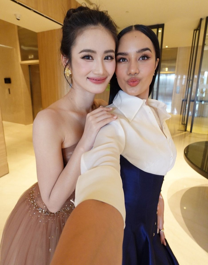 Ý Nhi và Opal Suchata lúc thi Miss World tại Ấn Độ.&nbsp;