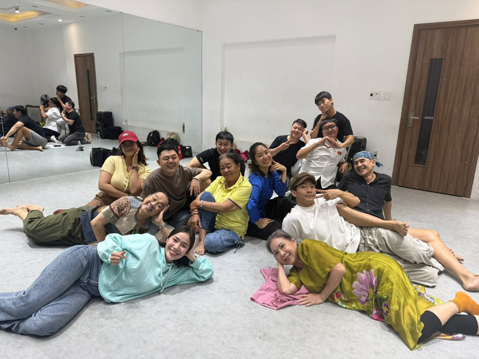 NSƯT Thành Lộc trong buổi tập cho tác phẩm đầu tiên của Kịch Đoàn Thành Lộc. Ảnh: &nbsp;FB Lương Thế Thành