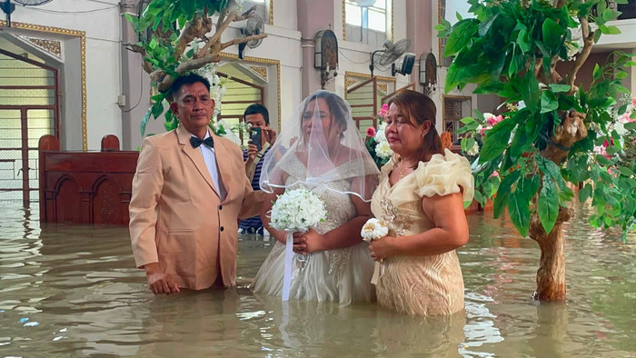 Cô dâu đám cưới tại nhà thờ ngập nước, hành động sau đó gây xúc động Ảnh 3