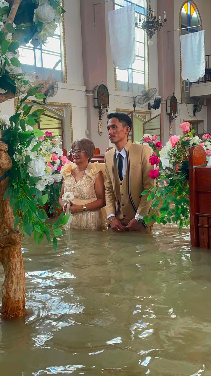 Cô dâu đám cưới tại nhà thờ ngập nước, hành động sau đó gây xúc động Ảnh 5