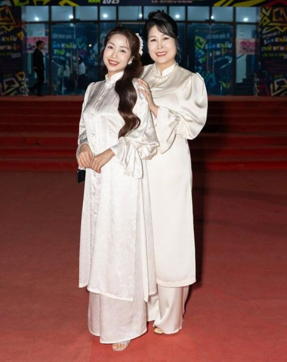 NSND Hồng Vân và Ốc Thanh Vân.