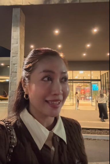 Ốc Thanh Vân rạng rỡ chuẩn bị cùng đồng nghiệp trước vỡ diễn. Ảnh: FBNV
