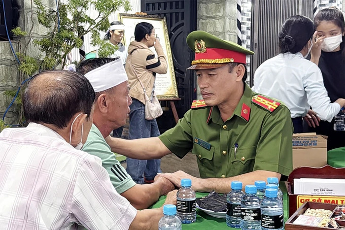 Lực lượng chức năng, người thân, hàng xóm, bạn bè và cả những người không quen biết đến thăm hỏi, động viên thân nhân người bị hại - Ảnh: A LỘC&nbsp;