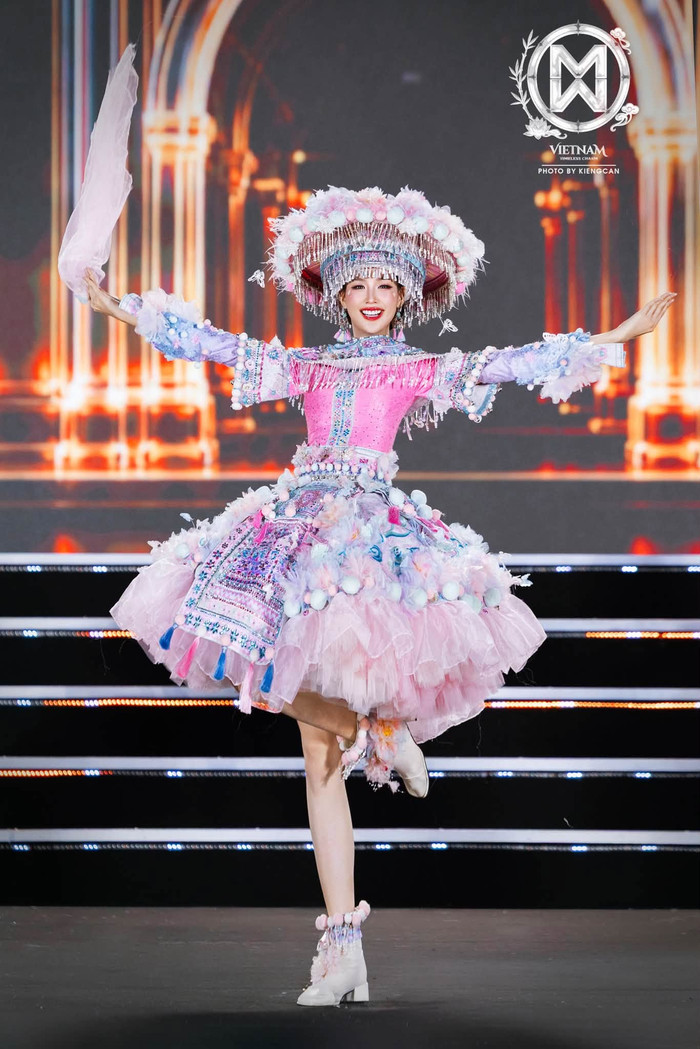 Bảo Ngọc rạng rỡ trong phần Dance Of The World thuộc Miss World.