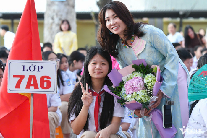 Cô trò Trường THCS Yên Viên, Hà Nội trong lễ khai giảng 2026. Ảnh: VietNamNet