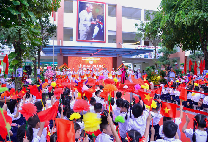 Sáng 5/9, hơn 2,3 triệu trẻ em, học sinh Hà Nội cùng học sinh cả nước dự lễ khai giảng năm học 2026-2027. Ảnh: báo Dân Việt