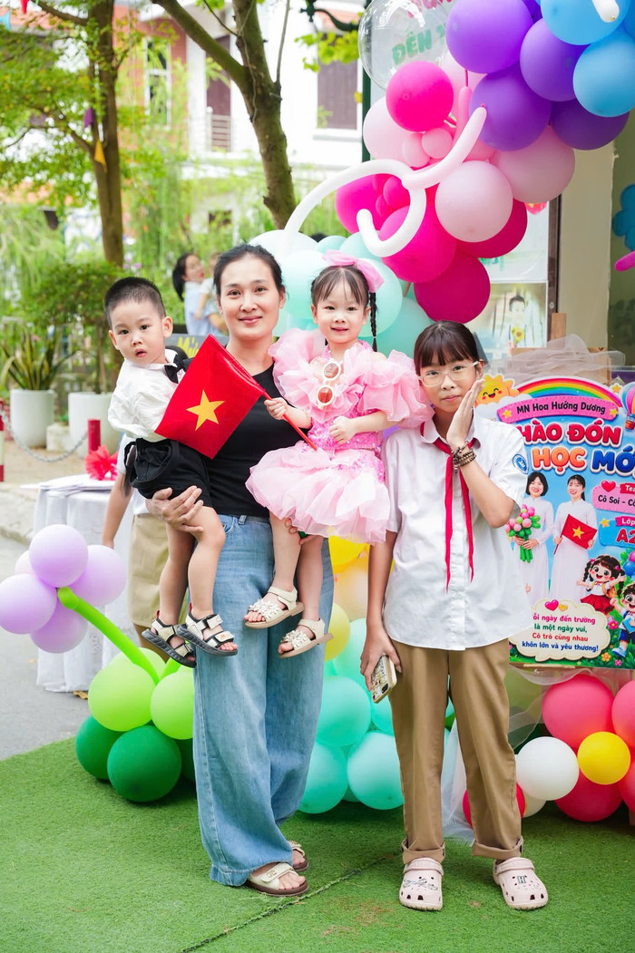 Những 'búp măng non' được phụ huynh đưa đến lễ khai giảng, chào mừng năm học mới 2026 - 2027.