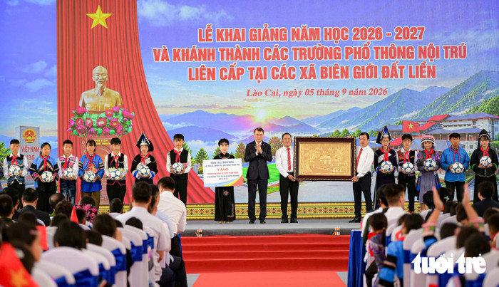 Thủ tướng Lê Minh Hưng tặng quà của Tổng Bí thư, Chủ tịch nước Tô Lâm cho thầy trò điểm Trường phổ thông nội trú tiểu học và THCS Mường Khương, tỉnh Lào Cai - Ảnh: NAM TRẦN&nbsp;