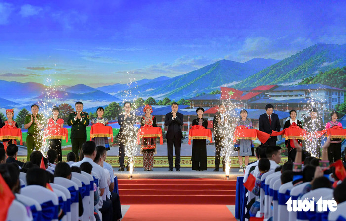 Thủ tướng cùng các đại biểu tại điểm cầu Mường Khương thực hiện nghi thức khánh thành đồng loạt các trường nội trú trên cả nước trong lễ khai giảng - Ảnh: NAM TRẦN