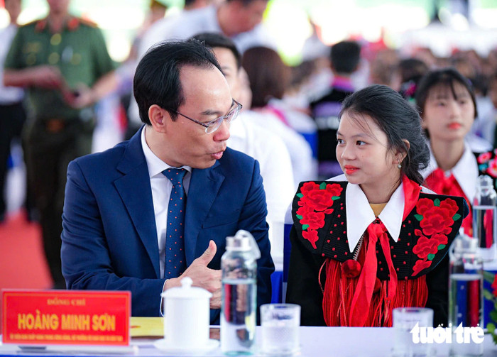 Bộ trưởng Bộ Giáo dục và Đào tạo Hoàng Minh Sơn nói chuyện với học sinh tại điểm Trường phổ thông nội trú tiểu học và THCS Mường Khương, tỉnh Lào Cai - Ảnh: NAM TRẦN