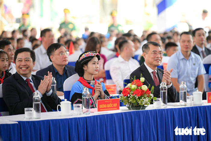 Thủ tướng Lê Minh Hưng (bên phải) và Bí thư Tỉnh ủy Lào Cai Dương Quốc Huy (bên trái) tại điểm Trường phổ thông nội trú tiểu học và THCS Mường Khương, tỉnh Lào Cai- Ảnh: NAM TRẦN