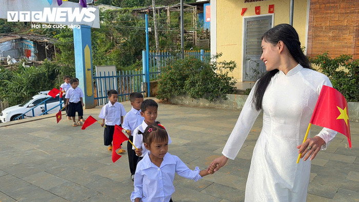 “So với cách đây 7 năm, hiện các măng non ở Tắk Pổ được học ở ngôi trường khang trang hơn và nhận được rất nhiều sự quan tâm của các mạnh thường quân. Đường lên Tắk Pổ cũng đã được thảm bêtông nên không còn phải cuốc bộ hàng giờ đồng hồ như trước. Mong sao với cơ sở vật chất được cải thiện, các em sẽ nỗ lực học tập tốt, để không phụ tấm lòng yêu thương của mọi người” - cô Thu bộc bạch.