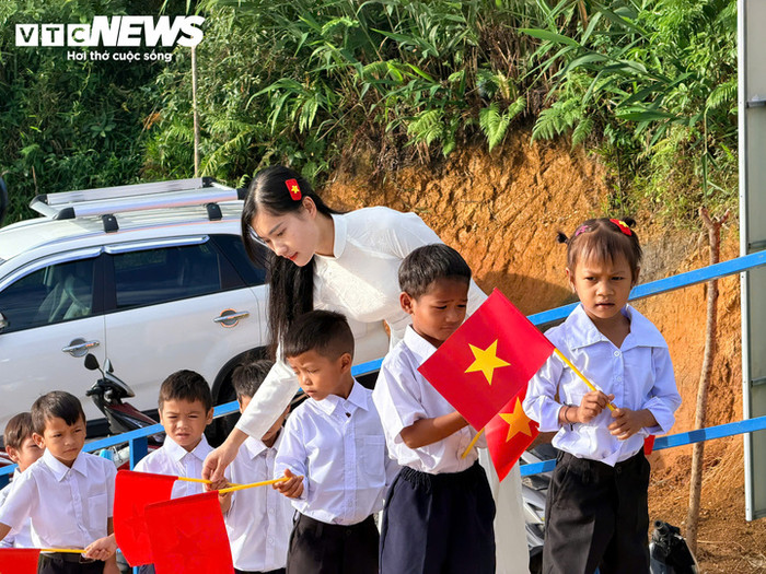 Năm học 2026-2027, điểm trường Tắk Pổ chào đón 38 học sinh gồm 21 em khối mầm non, 17 em khối tiểu học. Trong đó, khối mầm non do 2 giáo viên phụ trách, còn khối tiểu học do cô Trà Thị Thu - nữ giáo viên từng tạo nên “cơn sốt” mạng xã hội trong buổi sáng khai giảng năm học 2019-2020 với hình ảnh cô giáo mặc áo dài nắm tay học trò trên ngọn đồi cỏ may - đảm nhận.