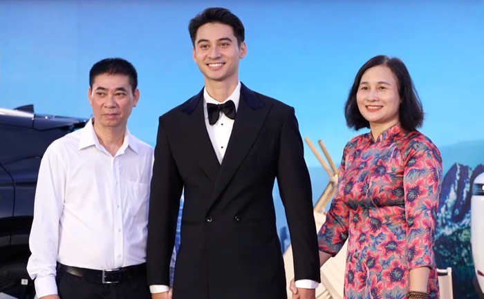 Nam vương Tuấn Ngọc cùng gia đình.