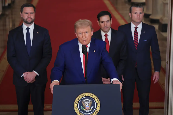 Tổng thống Donald Trump cùng Phó Tổng thống JD Vance, Ngoại trưởng Marco Rubio và Bộ trưởng Quốc phòng Pete Hegseth đang lắng nghe. (Carlos Barria/Pool via AP)&nbsp; AP.