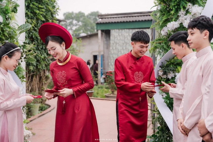 Cô giáo Nguyễn Linh - bà xã cầu thủ Hồ Văn Cường.