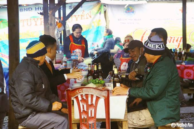 Một góc chợ nhỏ, nơi người dân vừa ăn uống vừa rôm rả trò chuyện. Ảnh: báo Nghệ A
