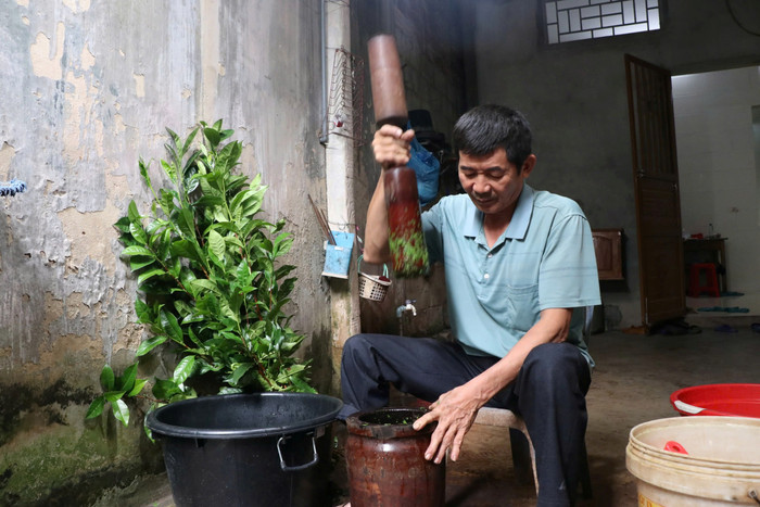 Người dân Nghệ An đang làm món 'chè đâm'. Ảnh: Sức khỏe & Đời sống