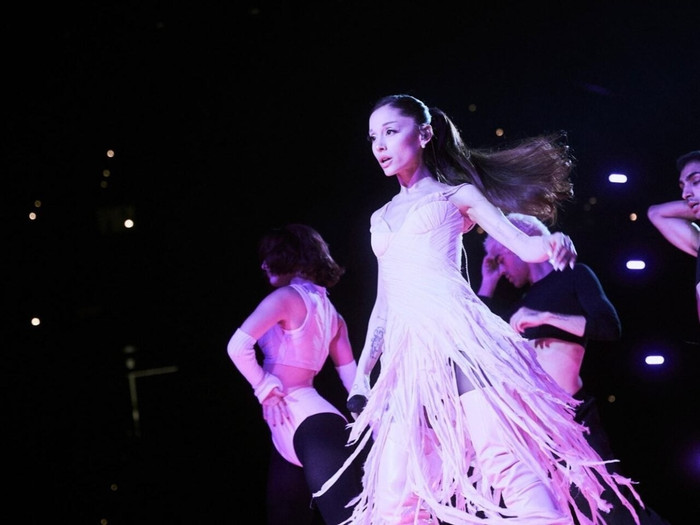 Ariana Grande kiếm được bao nhiêu tiền từ Eternal Sunshine Tour? Ảnh 6