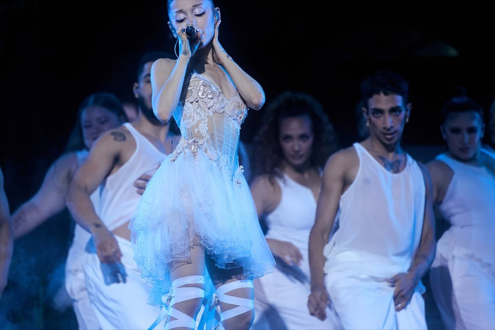 Ariana Grande kiếm được bao nhiêu tiền từ Eternal Sunshine Tour? Ảnh 1