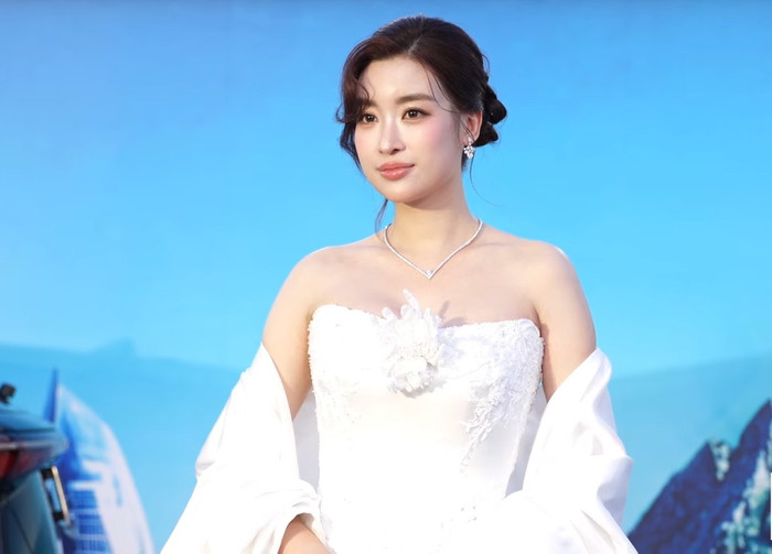 Hoa hậu Đỗ Mỹ Linh diện váy trắng, khoe vẻ đẹp thanh lịch trên thảm xanh chung kết Miss World 2026.