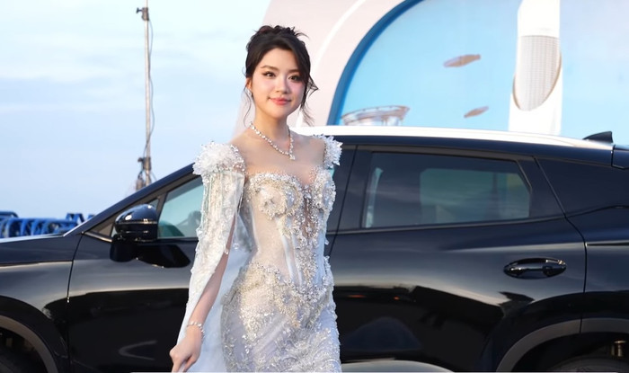 Phương Oanh, Miss World Vietnam 2025, xuất hiện thanh lịch trên thảm xanh chung kết Miss World.&nbsp;