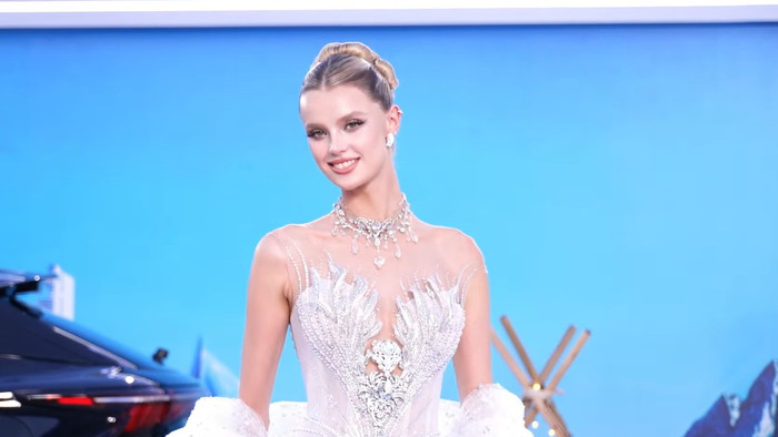 Miss World 2024 Krystyna Pyszková xinh đẹp như búp bê trên thảm xanh chung kết Miss World 2026.