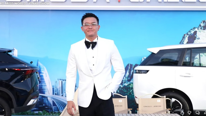 Á vương Mr World Vietnam Đinh Ta Bi trên thảm xanh chung kết Miss World 2026.