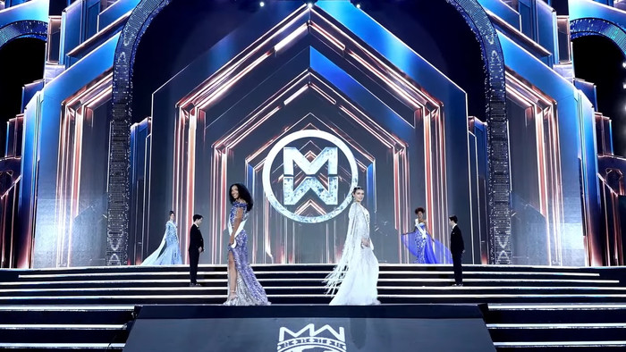Các thí sinh trình diễn trang phục dạ hội trong đêm chung kết Miss World.&nbsp;