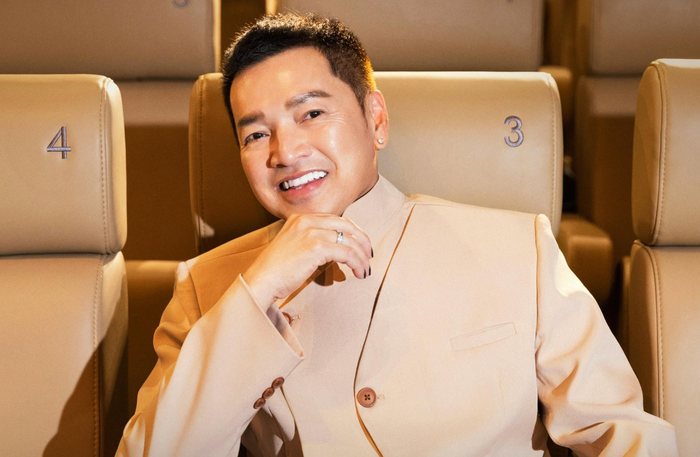 Nghệ sĩ Quang Minh vẫn giữ được phong độ và nét duyên khi trở lại màn ảnh rộng. Ảnh: FBNV