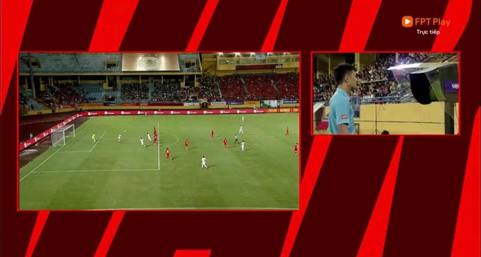 Sau khi tham khảo VAR, ông Nguyễn Mạnh Hải huỷ bàn thắng của Hà Tĩnh FC.