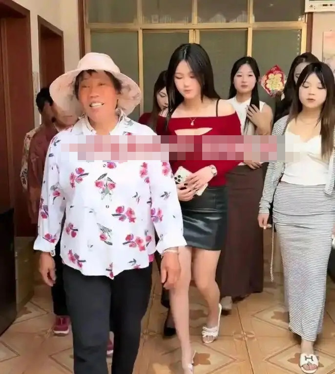 Chàng trai 28 tuổi đi xem mắt cùng lúc 5 cô gái xinh đẹp, nghe xong điều kiện liền muốn bỏ cuộc Ảnh 1