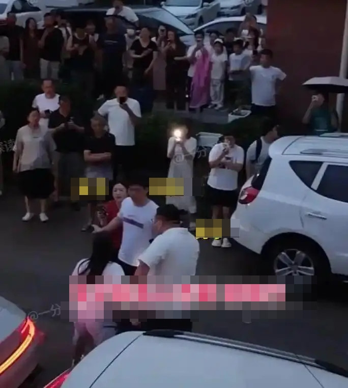 Bạn trai cũ tìm đến khu dân cư đòi tiền, chồng sắp cưới hủy hôn khi biết sự thật về người phụ nữ Ảnh 1
