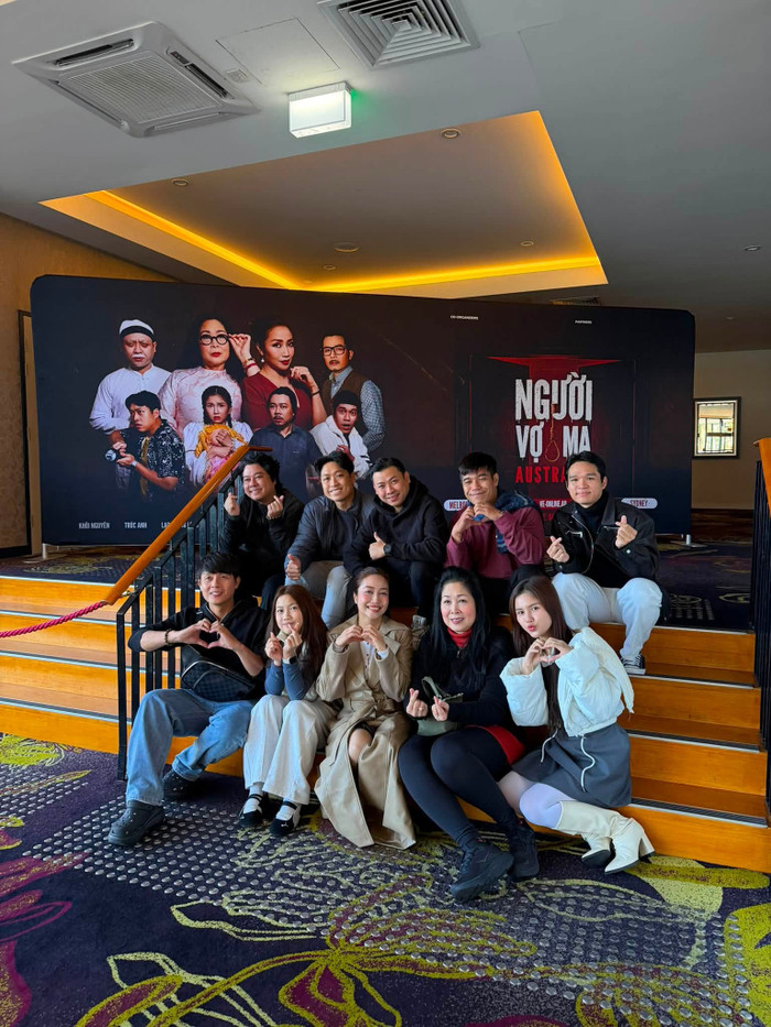 NSND Hồng Vân đón nhận tình cảm của khán giả Melbourne khi Người vợ ma được đưa sang Australia biểu diễn.