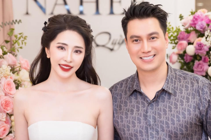 Từ những người bạn đồng nghiệp đến một cặp đôi công khai, Quỳnh Nga và Việt Anh đã mất nhiều năm để đi đến mối quan hệ hiện tại.