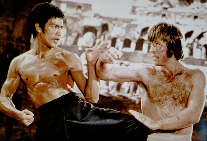 Trận đấu giữa Lý Tiểu Long và Chuck Norris tại đấu trường La Mã là một trong những màn đối đầu kinh điển nhất của điện ảnh võ thuật.