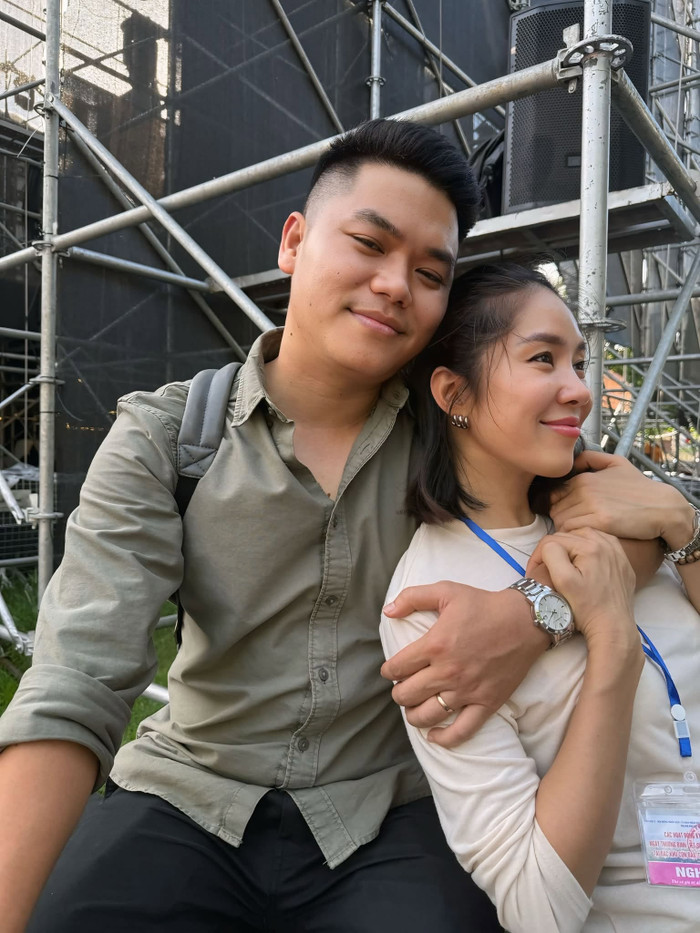 Lê Phương hạnh phúc bên chồng.