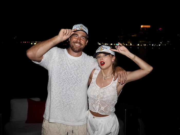 Nikki Glaser tiết lộ cô đã ở trong địa điểm tổ chức lễ cưới của Taylor Swift suốt 12 tiếng.
