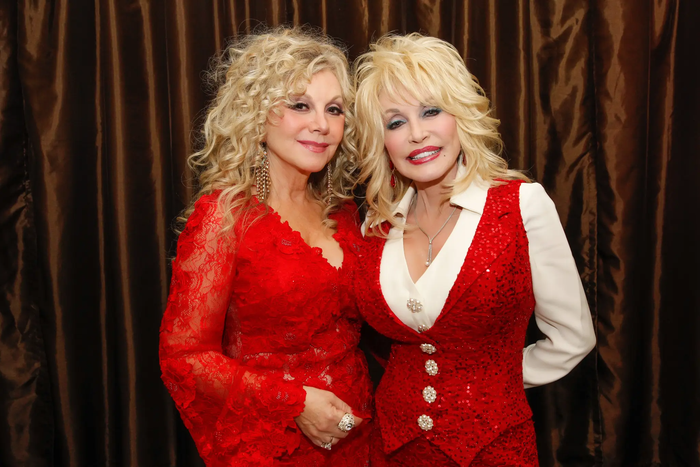 Stella Parton và chị gái Dolly Parton.