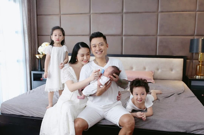 Mục tiêu của ca sĩ Tuấn Hưng khi đưa các con sang Mỹ là mong muốn các con được học tập trong môi trường tốt, hình thành tính kỷ luật, tự lập từ sớm.