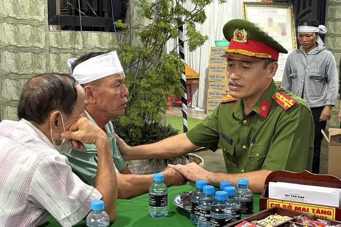 Đại tá Nguyễn Huy Hải, Phó giám đốc Công an TP Đồng Nai, cùng đoàn công tác đến thăm hỏi, động viên gia đình các nạn nhân - Ảnh: A LỘC&nbsp;