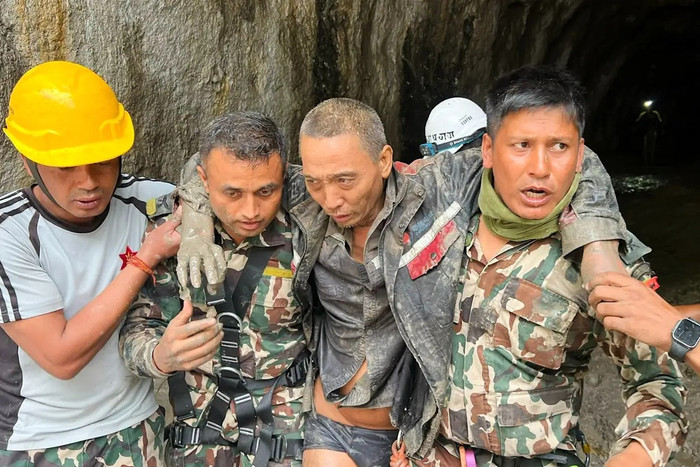 Một công dân Trung Quốc được nhìn thấy sau khi được binh lính giải cứu trong một chiến dịch đang diễn ra tại dự án thủy điện Trishuli-3A ở quận Rasuwa, Nepal, thứ Bảy, ngày 5 tháng 9 năm 2026.&nbsp; (Ảnh: Quân đội Nepal qua AP).
