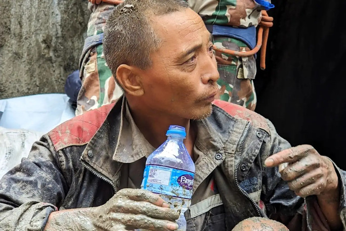 Người đàn ông cho biết ông liên tục hét lên mỗi khi nhìn thấy đèn của đội cứu hộ, nhưng họ không nghe thấy. (Quân đội Nepal qua AP).