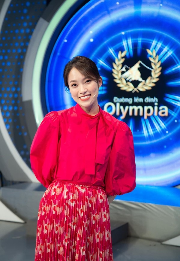 MC Khánh Vy hiện đang dẫn chương trình Olympia.