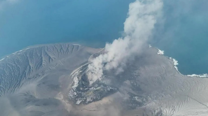 Núi lửa Anak Krakatau phun trào, hàng trăm chuyến bay tại Indonesia bị đình chỉ Ảnh 1
