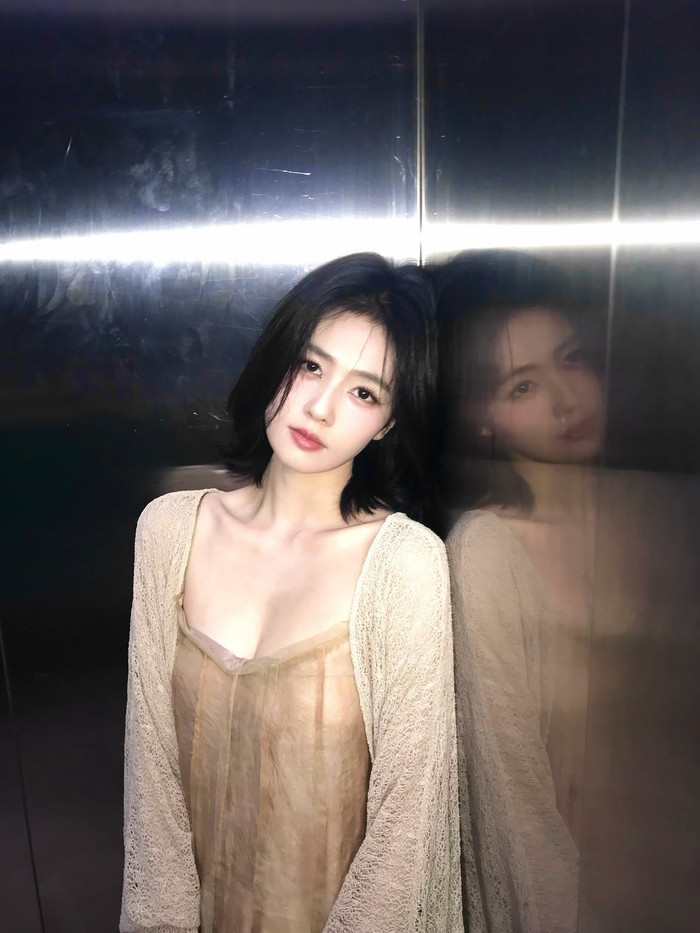 Bạch Lộc thu hút chú ý với hình ảnh đời thường nhẹ nhàng, khác xa màn ảnh. (Ảnh: ISNV)